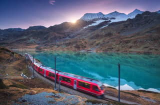 Mit dem Zug durch die Schweizer Alpen: Bernina & St. Moritz ab Mailand
