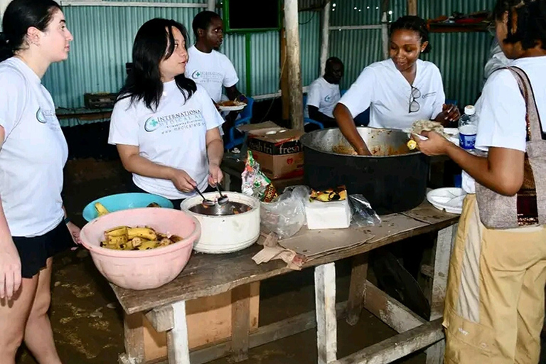 Cidade de Mombasa: Visita a lares de crianças e turnê de doações.