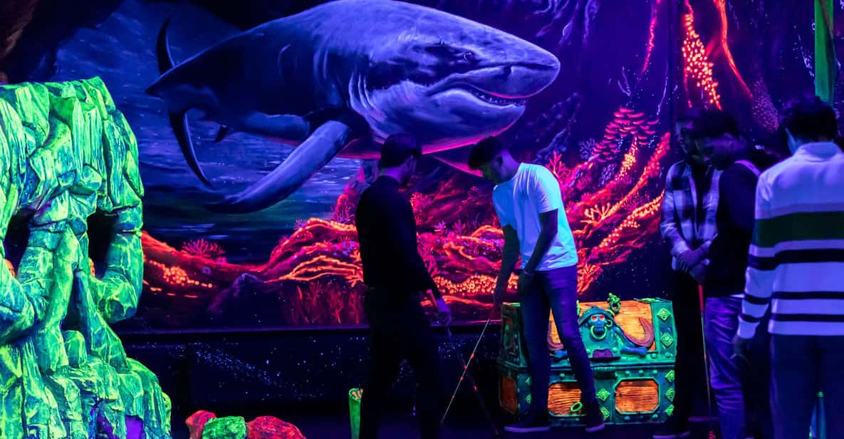 Afbeelding 10 van Aloha Amsterdam: 12-Hole Glow-in-the-Dark Minigolf