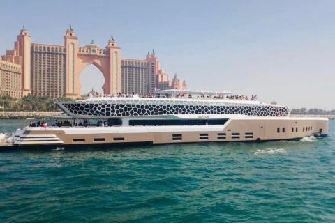 Dubai: Båtutflykt med megayacht och middagsbuffé