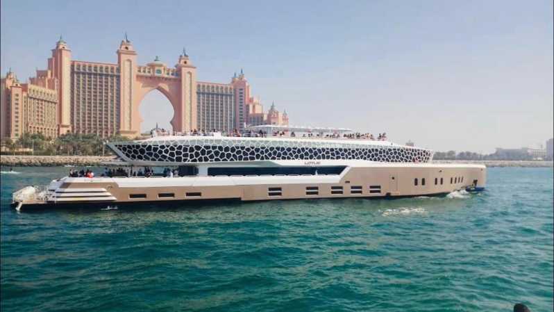 Dubai: Mega-Jachttour mit Abendessen vom Buffet