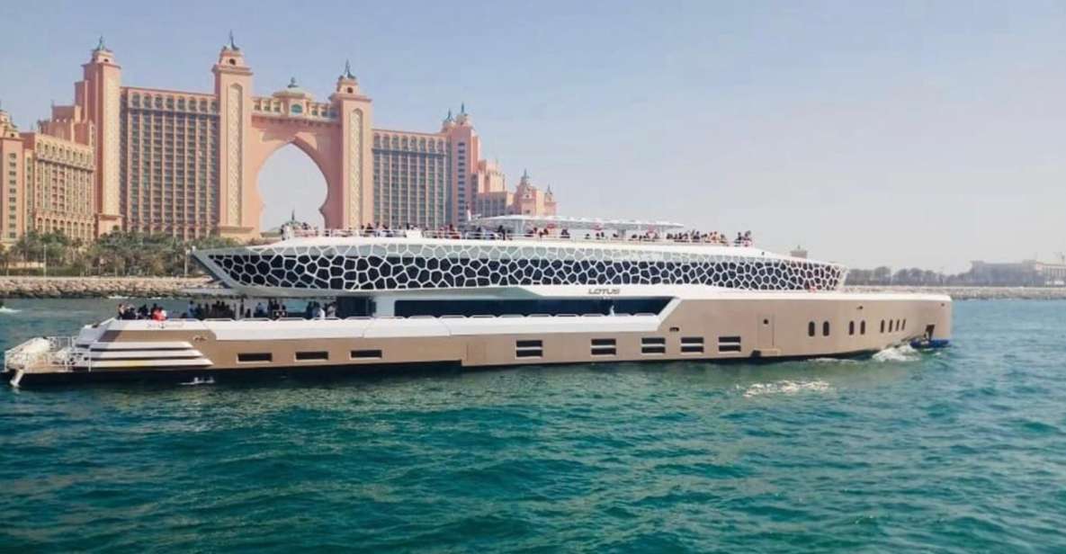 Dubai: giro in mega yacht con cena a buffet