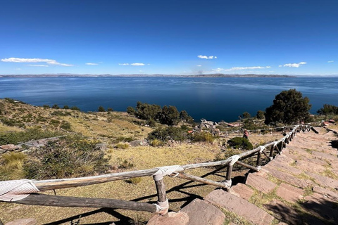 Puno : Journée complète sur les îles flottantes des Uros + Taquile + guide parlant anglais/espagnol