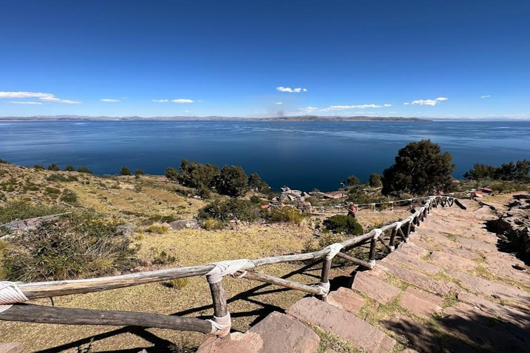 Puno : Journée complète sur les îles flottantes des Uros + Taquile + guide parlant anglais/espagnol