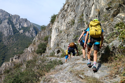 Skopje: Kletterabenteuer im Matka-Canyon mit GuideSkopje: Matka Canyon Climbing Adventure with Guide