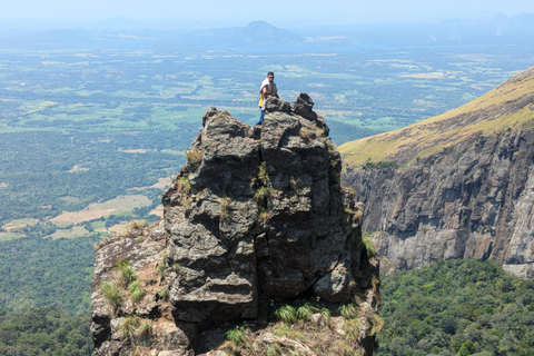 Da Kandy: escursione alle cime gemelle di Kanawiddagala e YahangalaDa Kandy: escursione alle due cime gemelle di Kanawiddagala e Yahangala