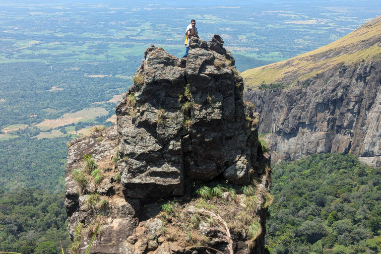 Da Kandy: escursione alle cime gemelle di Kanawiddagala e YahangalaDa Kandy: escursione alle due cime gemelle di Kanawiddagala e Yahangala