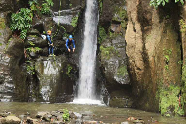 Sao Miguel: Salto do Cabrito Geführte Canyoning-ErfahrungTour mit Abholung von Ponta Delgada