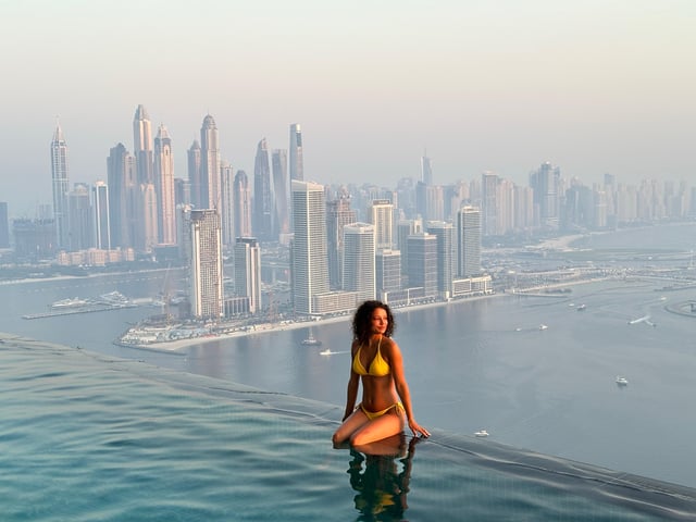 Experiencia de élite en Dubai: Sky Pool y Extravagancia en Yate