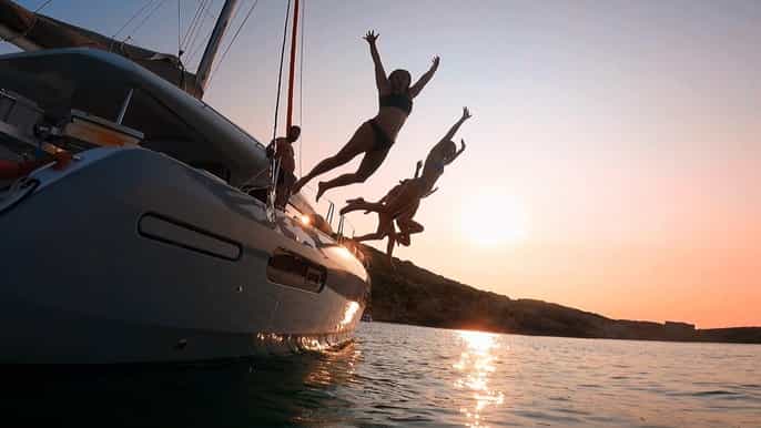 Iltaisin katamaraanin vuokraus