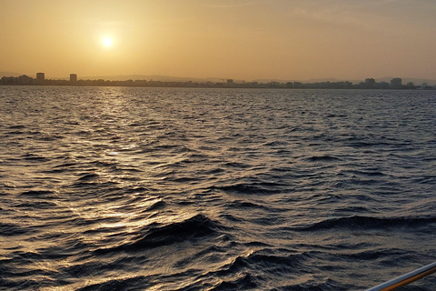 Baie de Larnaca : Croisière au coucher du soleil avec un verre de vinCroisière au coucher du soleil dans la baie de Larnaca