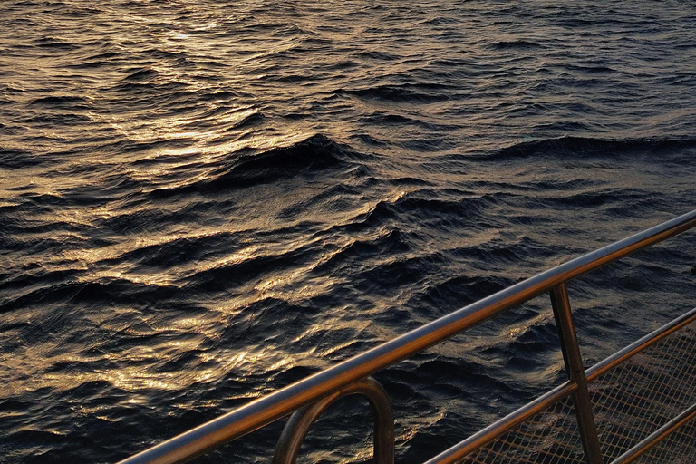 Baie de Larnaca : Croisière au coucher du soleil avec un verre de vinCroisière au coucher du soleil dans la baie de Larnaca