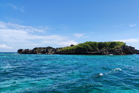 Boracay: Island Hopping & Snorkeling Tour with Buffet Lunch Boracay: Island Hopping Tour with Snorkeling Gear