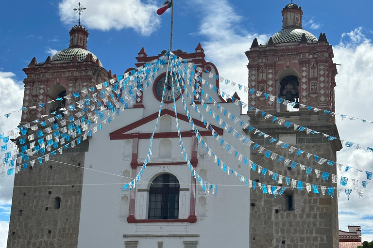 Vamos comer no Mercado de Tlacolula no domingo e tomar mezcal.Vamos comer no Mercado de Tlacolula num domingo e beber Mezcal.
