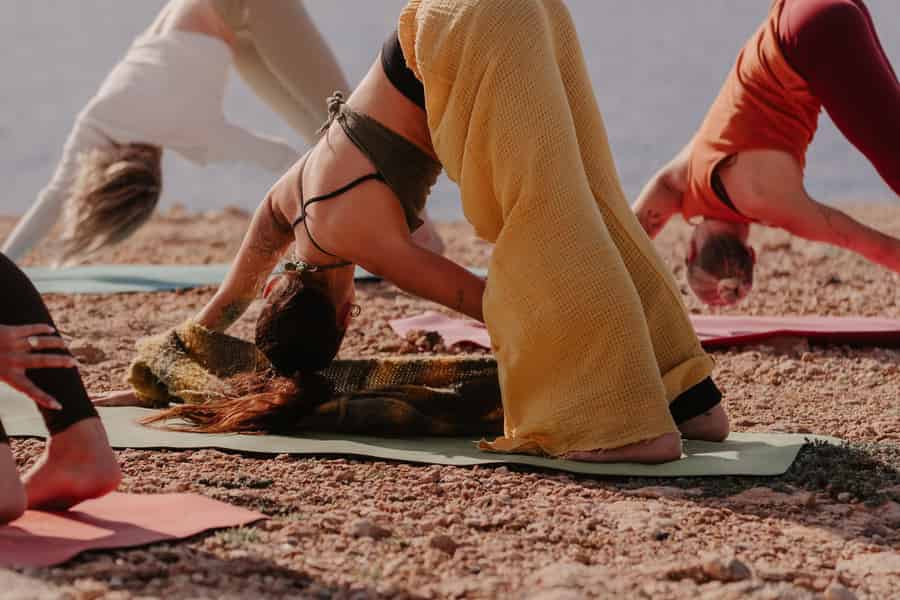 Secret Cove Yoga und Crystal Waters Experience auf Ibiza. Foto: GetYourGuide