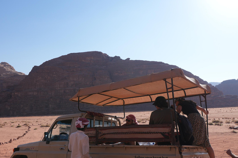 Wadi Rum: pustynna przygoda samochodem terenowym z lunchem i herbatąCałodniowa wycieczka jeepem z obiadem – 9 godzin