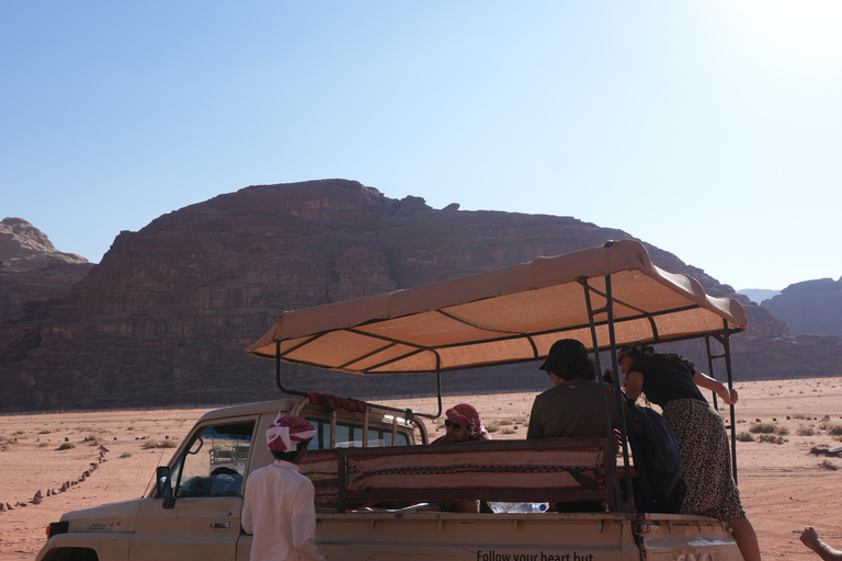 Wadi Rum: pustynna przygoda samochodem terenowym z lunchem i herbatąCałodniowa wycieczka jeepem z obiadem – 9 godzin