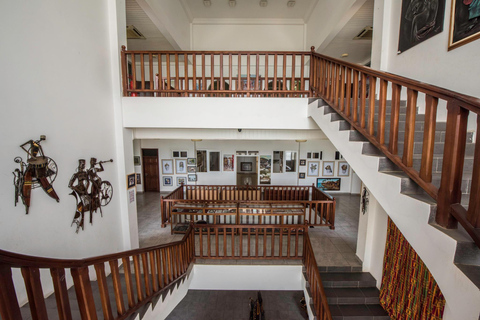 Accra Walking Tour: Artwork, Fantasy coffins & Beach bars