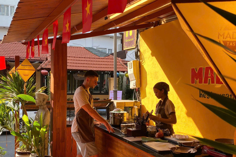 顺化市：顺化牛肉面工作坊 - 顺化传统美食之旅顺化牛肉面汤烹饪工作坊和当地市场之旅