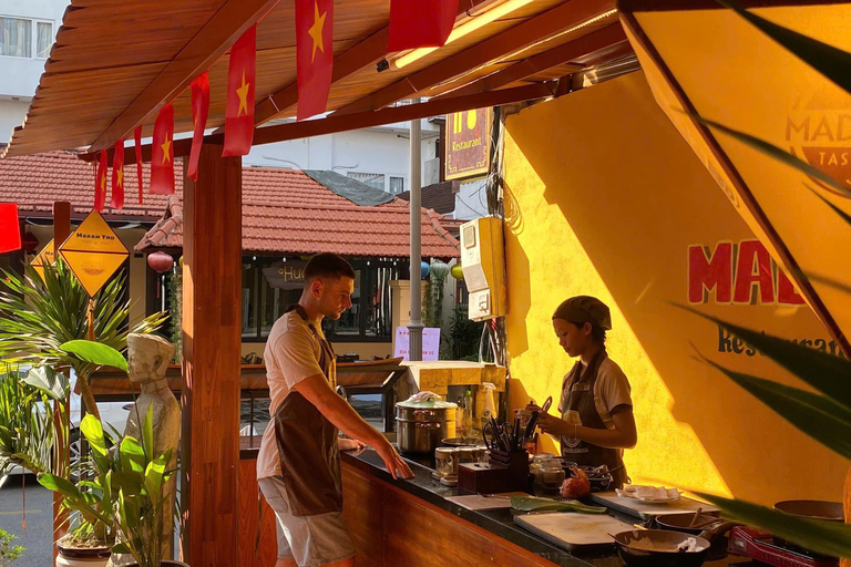 顺化市：顺化牛肉面工作坊 - 顺化传统美食之旅顺化牛肉面汤烹饪工作坊和当地市场之旅