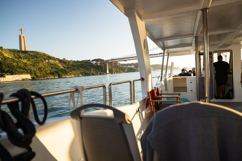 Lisbonne : Fête au coucher du soleil sur un catamaran avec OPEN BAR et musiqueSoirée au coucher du soleil sur le catamaran + OPEN BAR