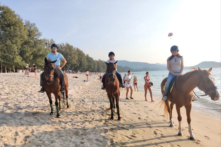 Activité d'équitation sur la plage à Phuket