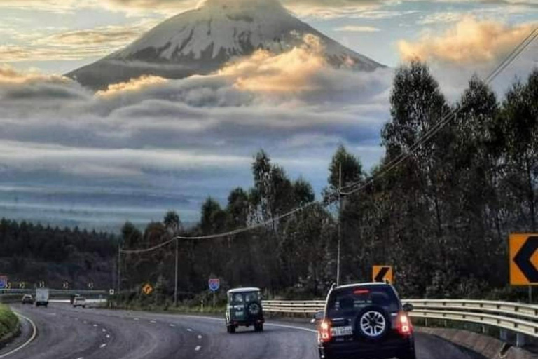 Quito : Visite de la lagune de Quilotoa, Cotopaxi et la lagune de Yambo, une journée complèteQuito : Tour Laguna de Quilotoa, Cotopaxi et Laguna de Yambo, une journée complèt