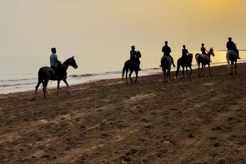 Montar a caballo en la playa de Mascate