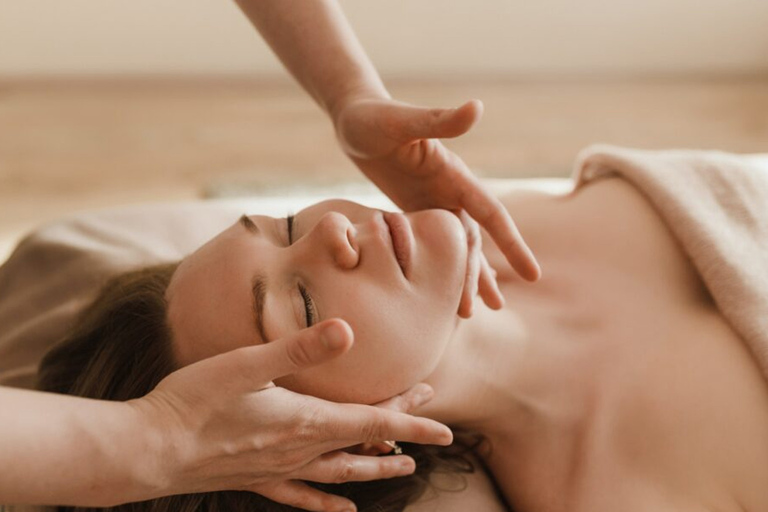 Hurghada: Full Body Therapeutic Massage with TransferSpecial Private Group: 1-Hour Massage