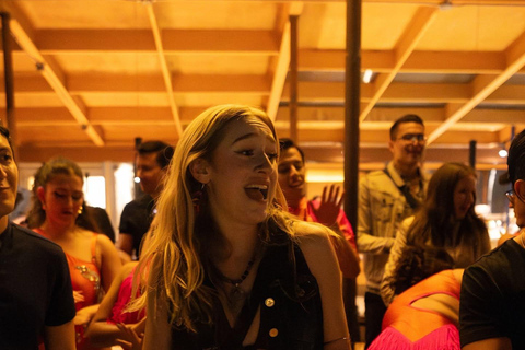 Quito: Rooftop Bar Crawl with Drinks and Club Entry
