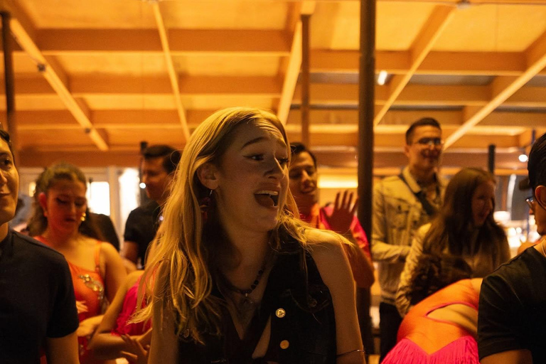 Quito: Rooftop Bar Crawl with Drinks and Club Entry
