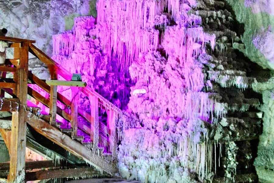 Ab Bukarest: Tagestour zum Salzbergwerk Slănic & Schloss Peleș. Foto: GetYourGuide