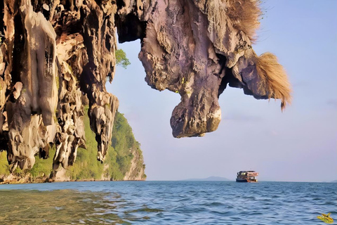 Phuket : Phang Nga, Hong et les îles James Bond en grand bateauExcursion d&#039;une journée en bateau dans la baie de Phang Nga