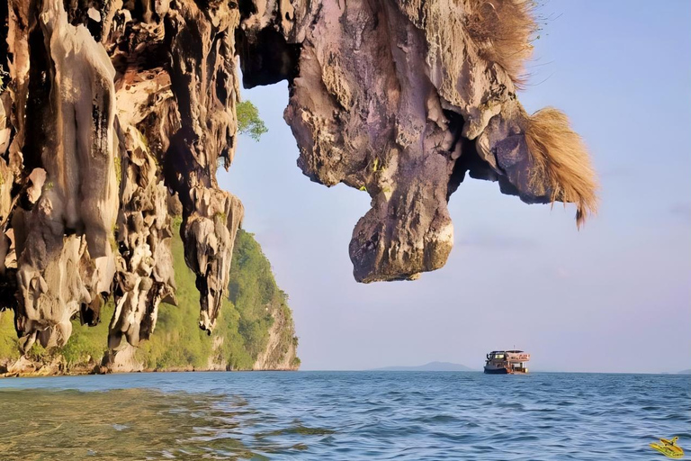 Phuket : Phang Nga, Hong et les îles James Bond en grand bateauExcursion d&#039;une journée en bateau dans la baie de Phang Nga