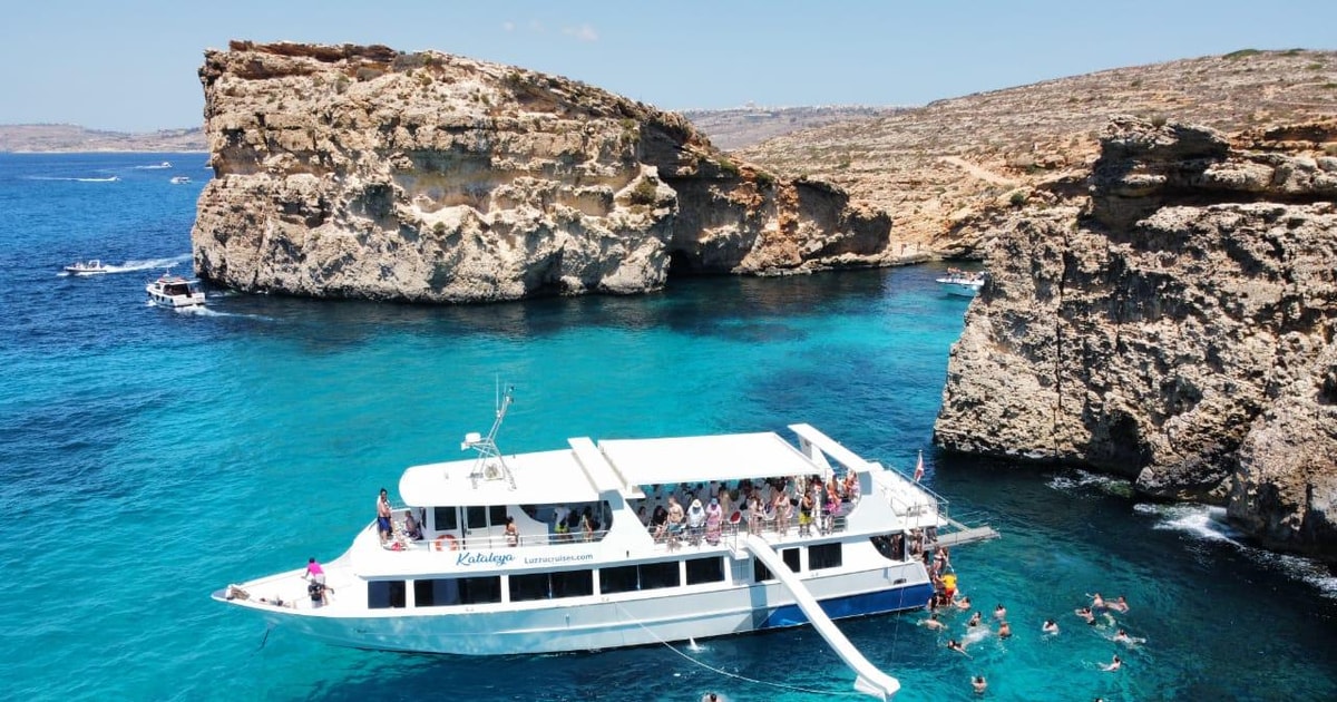 Błękitna woda i łodzie w słynnej Błękitnej Lagunie na wyspie Comino, Malta.