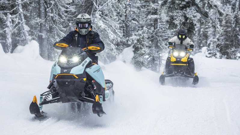 乘坐雪地摩托車探索加拿大森林深處