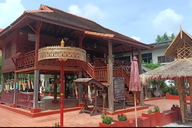 Descobre Chiang Rai: templos, arte e natureza cénicaDiscover Chiang Rai: Temples, Art, and Scenic Nature