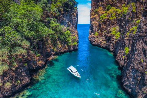 Phuket: Phi Phi Islands Boat Tour with Snorkeling and Lunch