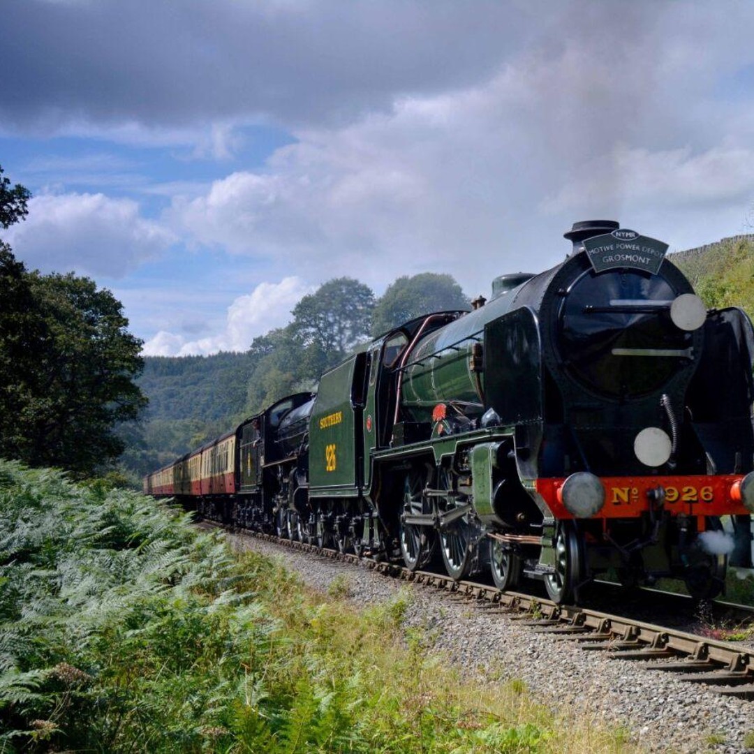 ロンドンからウィットビーへの蒸気機関車とノースヨークムーアズ