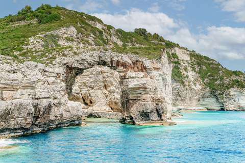 Corfú: crucero a Antípaxos y las cuevas azules de PaxosRecogida en la isla de Corfú al puerto de Corfú