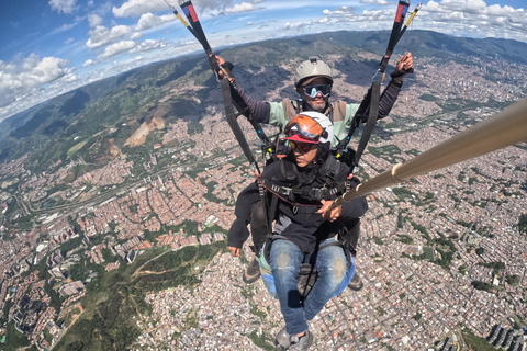 Medellin, San Felix: Paragliding Dejavu, die magische Erfahrung des FliegensMedellin, San Felix: Gleitschirmfliegen Dejavu, Stadtflug 20 min.