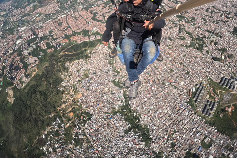 Medellin, San Felix: Paragliding Dejavu, die magische Erfahrung des FliegensMedellin, San Felix: Gleitschirmfliegen Dejavu, Stadtflug 20 min.