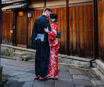 Kyoto: Private Kimono Photoshoot for Couples and Solo