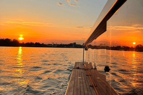 Riga: tour nocturno en barco por el Daugava con bebida de bienvenidaRiga: tour en barco panorámico nocturno con bebida de bienvenida