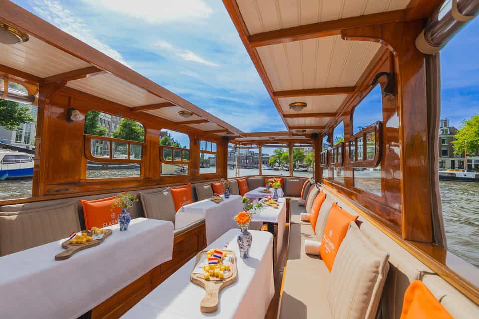 Grachtenfahrt im Salonboot mit Käse & Wein