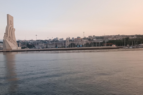 Cascais: Sunset Cruise to Lisbon with Open Bar