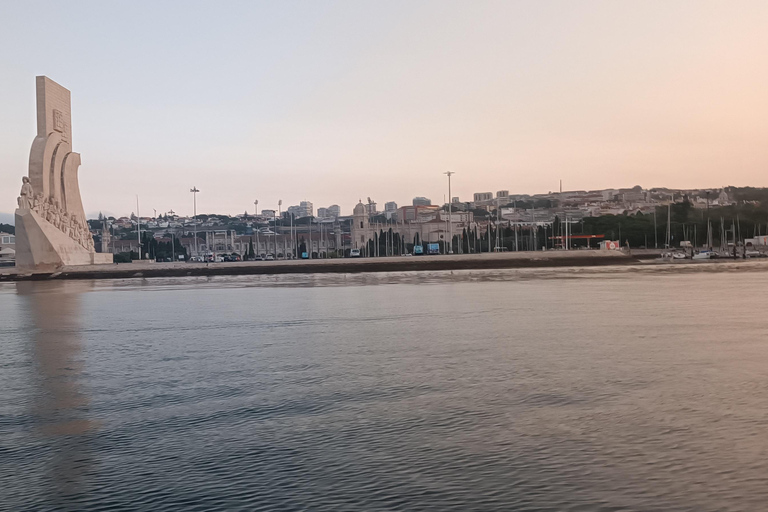 Cascais: Sunset Cruise to Lisbon with Open Bar