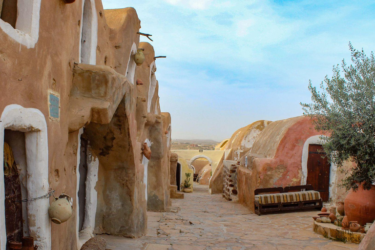 Djerba: Ksar Ghilane e barco pirata – 2 dias de aventura e descobertaDjerba: Ksar Ghilane e Barco Pirata – 2 dias de aventura e descoberta