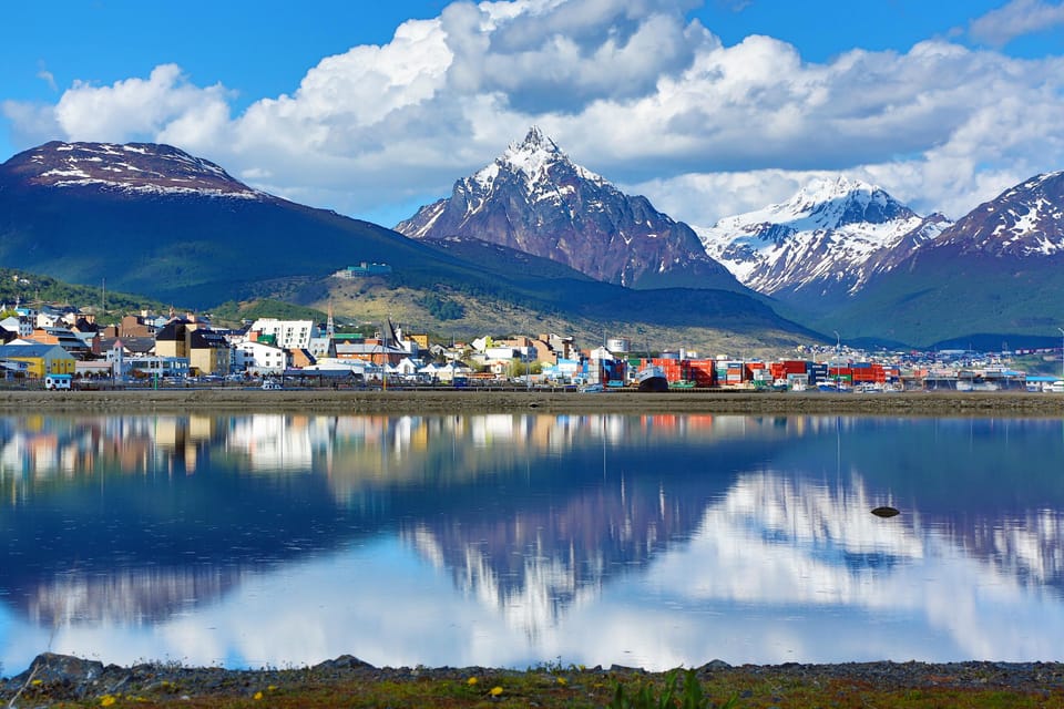 Un sentier balisé monte au-dessus d’une forêt de lengas vers le cirque Martial, avec Ushuaia et le canal Beagle en contrebas