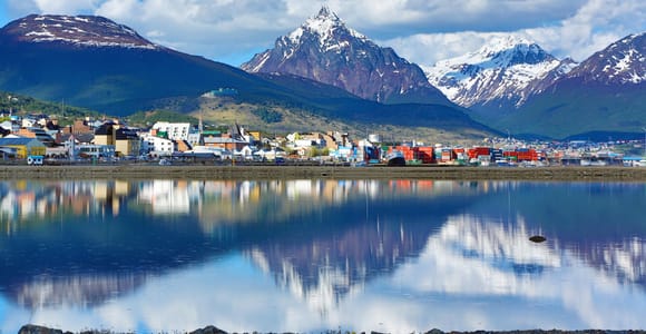 Ein markierter Bergweg steigt über einem Lenga-Wald zum Martial-Kar an, während unten Ushuaia und der Beagle-Kanal liegen